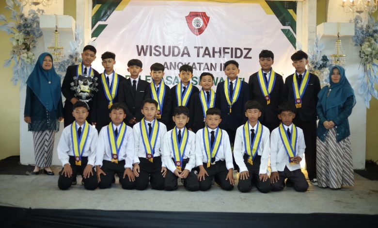 Para siswa wisudawan tahfidz MI Muhammadiyah Malebo Temanggung foto bersama di atas panggung mengenakan samir wisuda dan jas hitam.
