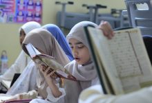 Murid perempuan SD Muhammadiyah PK Kottabarat Solo membaca Al-Qur'an dalam program Daurah Intensif di Ruang Haji Muhtadi.
