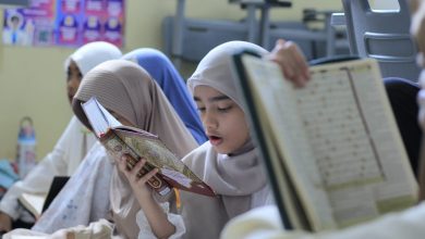 Murid perempuan SD Muhammadiyah PK Kottabarat Solo membaca Al-Qur'an dalam program Daurah Intensif di Ruang Haji Muhtadi.