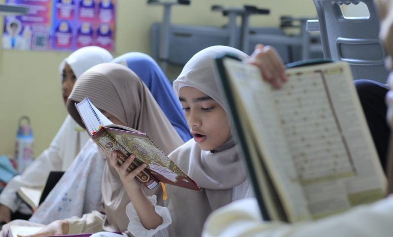 Murid perempuan SD Muhammadiyah PK Kottabarat Solo membaca Al-Qur'an dalam program Daurah Intensif di Ruang Haji Muhtadi.