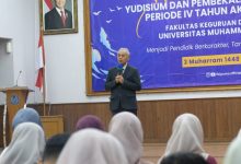 Rektor UMS Prof. Dr. Harun Joko Prayitno memberikan pembekalan profesi guru kepada calon wisudawan FKIP UMS di Auditorium Moh. Djazman.