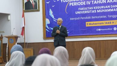 Rektor UMS Prof. Dr. Harun Joko Prayitno memberikan pembekalan profesi guru kepada calon wisudawan FKIP UMS di Auditorium Moh. Djazman.