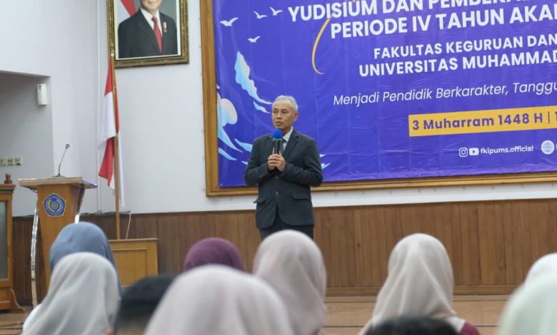 Rektor UMS Prof. Dr. Harun Joko Prayitno memberikan pembekalan profesi guru kepada calon wisudawan FKIP UMS di Auditorium Moh. Djazman.