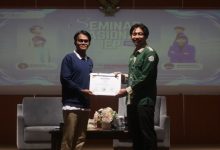 Penyerahan sertifikat secara simbolis dalam rangkaian acara Seminar Nasional Islamic Education Project IEP 2026 di aula UMP.