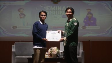 Penyerahan sertifikat secara simbolis dalam rangkaian acara Seminar Nasional Islamic Education Project IEP 2026 di aula UMP.