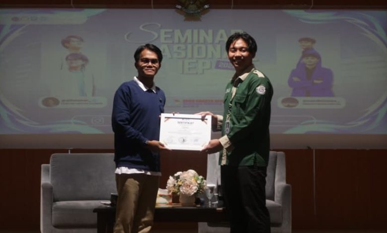 Penyerahan sertifikat secara simbolis dalam rangkaian acara Seminar Nasional Islamic Education Project IEP 2026 di aula UMP.