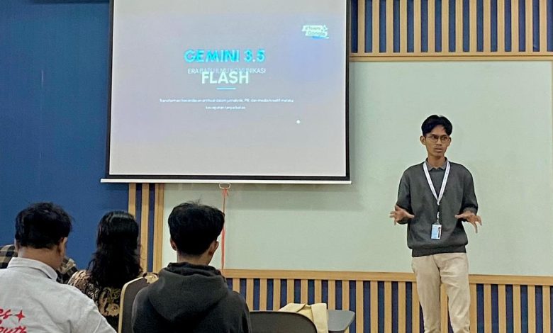 Muhammad Hasbi Assidiqi mahasiswa UMS lolos Google Student Ambassador 2026 sedang berdiri memberikan presentasi materi Gemini 3.5 Flash di depan layar proyektor ruang kelas.