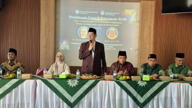 Suasana Pembinaan Guru & Karyawan Amal Usaha Muhammadiyah (AUM) Kebakkramat di MTC Sapen. Di atas panggung, terlihat Ketua PDM Karanganyar, Muhammad Arief Babhier, memberikan sambutan. Di belakangnya terdapat layar proyeksi besar.