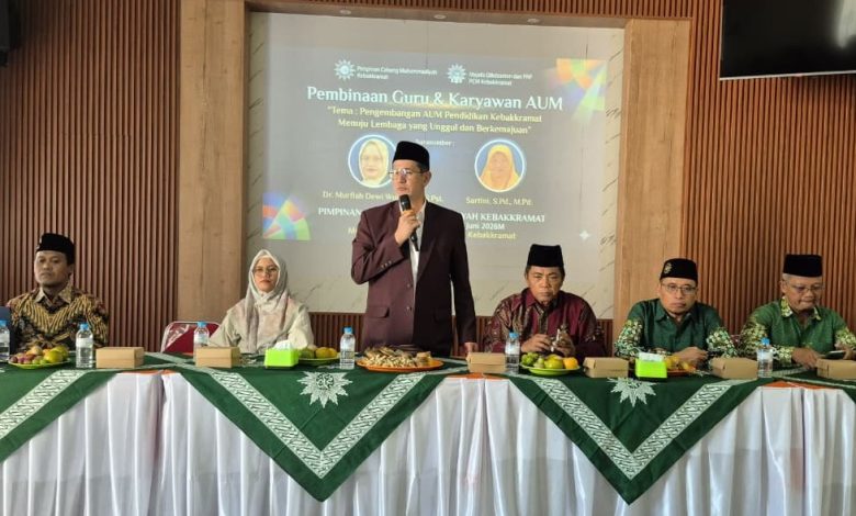 Suasana Pembinaan Guru & Karyawan Amal Usaha Muhammadiyah (AUM) Kebakkramat di MTC Sapen. Di atas panggung, terlihat Ketua PDM Karanganyar, Muhammad Arief Babhier, memberikan sambutan. Di belakangnya terdapat layar proyeksi besar.