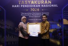 Penyerahan piagam penghargaan dan hadiah uang tunai pada acara Tasyakuran Hari Pendidikan Nasional 2026.