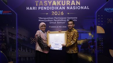 Penyerahan piagam penghargaan dan hadiah uang tunai pada acara Tasyakuran Hari Pendidikan Nasional 2026.