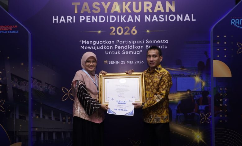 Penyerahan piagam penghargaan dan hadiah uang tunai pada acara Tasyakuran Hari Pendidikan Nasional 2026.