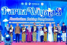 Foto bersama siswa berprestasi berselempang dengan kepala sekolah, Kadinas P dan K Kota Magelang Nurwiyono, SN, M. Pd, Pimpinan Daerah Muhammadiyah, pengawas, dan dewan pendidikan di atas panggung acara Wisuda Purna Wiyata 3 SD Mutual Dua Kota Magelang, memperlihatkan para siswa memegang piala dan sertifikat.