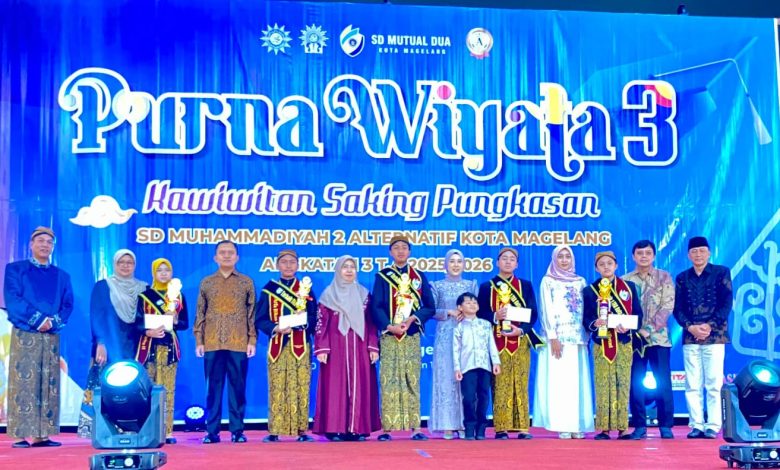 Foto bersama siswa berprestasi berselempang dengan kepala sekolah, Kadinas P dan K Kota Magelang Nurwiyono, SN, M. Pd, Pimpinan Daerah Muhammadiyah, pengawas, dan dewan pendidikan di atas panggung acara Wisuda Purna Wiyata 3 SD Mutual Dua Kota Magelang, memperlihatkan para siswa memegang piala dan sertifikat.