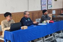 Tri Martanto (tengah), Sekretaris PCM Wonosobo, bersama instruktur teknis saat Bimtek Aplikasi Satumu Muhammadiyah di SD Muhammadiyah Sudagaran Wonosobo.