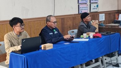 Tri Martanto (tengah), Sekretaris PCM Wonosobo, bersama instruktur teknis saat Bimtek Aplikasi Satumu Muhammadiyah di SD Muhammadiyah Sudagaran Wonosobo.