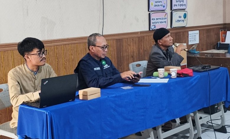Tri Martanto (tengah), Sekretaris PCM Wonosobo, bersama instruktur teknis saat Bimtek Aplikasi Satumu Muhammadiyah di SD Muhammadiyah Sudagaran Wonosobo.