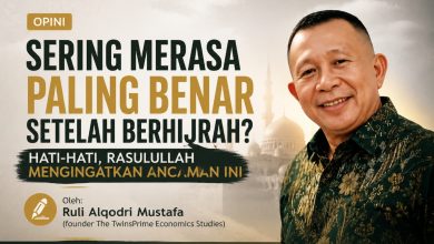 Banner opini berjudul Sering Merasa Paling Benar Setelah Berhijrah oleh Ruli Alqodri Mustafa dengan latar belakang kubah masjid