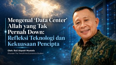 Banner artikel Mengenal Data Center Allah yang Tak Pernah Down menampilkan foto potret Ruli Alqodri Mustafa mengenakan kemeja batik hijau dengan latar belakang langit berawan cerah berbalut infrastruktur server komputasi awan biru.