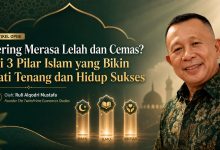 Gambar artikel opini Ruli Alqodri Mustafa tentang cara mengatasi hati gelisah dalam islam melalui 3 pilar sukses: iman, ilmu, dan amal, lengkap dengan latar masjid.