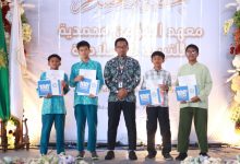 Empat santri berprestasi didampingi seorang asatidz berdiri di atas panggung memegang piagam penghargaan dan voucher dalam acara Khuthbah Ikhtitam pesantren tahfidz dan riset ALMATERA Temanggung.
