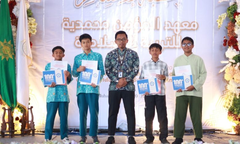 Empat santri berprestasi didampingi seorang asatidz berdiri di atas panggung memegang piagam penghargaan dan voucher dalam acara Khuthbah Ikhtitam pesantren tahfidz dan riset ALMATERA Temanggung.