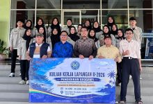 Dekan FKIP UHAMKA bersama dosen pendamping dan mahasiswa Pendidikan Geografi berfoto bersama memegang spanduk pelepasan KKL II 2026 ke Desa Ayah Kebumen di depan gedung kampus.