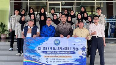 Dekan FKIP UHAMKA bersama dosen pendamping dan mahasiswa Pendidikan Geografi berfoto bersama memegang spanduk pelepasan KKL II 2026 ke Desa Ayah Kebumen di depan gedung kampus.