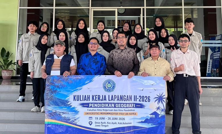Dekan FKIP UHAMKA bersama dosen pendamping dan mahasiswa Pendidikan Geografi berfoto bersama memegang spanduk pelepasan KKL II 2026 ke Desa Ayah Kebumen di depan gedung kampus.