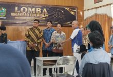 Perwakilan PD IPM Banjarnegara menerima penghargaan Juara 1 Lomba Organisasi Kepemudaan Kabupaten Banjarnegara 2026 untuk program penanganan angka putus sekolah di Banjarnegara.