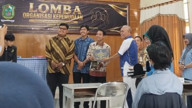 Perwakilan PD IPM Banjarnegara menerima penghargaan Juara 1 Lomba Organisasi Kepemudaan Kabupaten Banjarnegara 2026 untuk program penanganan angka putus sekolah di Banjarnegara.
