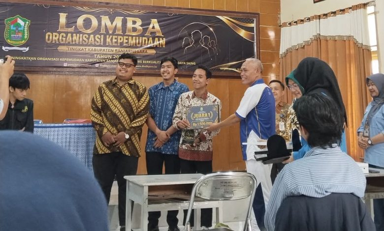 Perwakilan PD IPM Banjarnegara menerima penghargaan Juara 1 Lomba Organisasi Kepemudaan Kabupaten Banjarnegara 2026 untuk program penanganan angka putus sekolah di Banjarnegara.