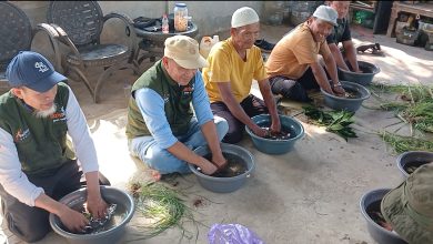 Puluhan petani lokal Boyolali sedang mempraktikkan cara membuat Biosaka dengan meremas dedaunan hijau di dalam baskom berisi air.
