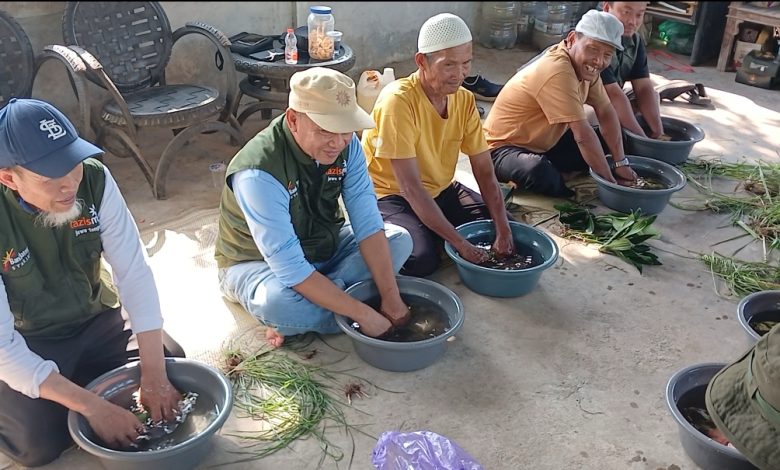 Puluhan petani lokal Boyolali sedang mempraktikkan cara membuat Biosaka dengan meremas dedaunan hijau di dalam baskom berisi air.