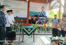 Prosesi pelantikan pengurus Korps Muballigh Muhammadiyah KMM Rembang oleh jajaran PDM Rembang di atas panggung acara Hari Ber-Muhammadiyah di Kecamatan Sale.