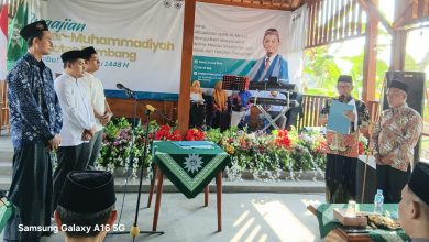 Prosesi pelantikan pengurus Korps Muballigh Muhammadiyah KMM Rembang oleh jajaran PDM Rembang di atas panggung acara Hari Ber-Muhammadiyah di Kecamatan Sale.