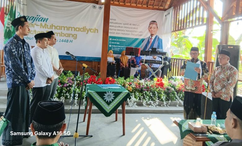 Prosesi pelantikan pengurus Korps Muballigh Muhammadiyah KMM Rembang oleh jajaran PDM Rembang di atas panggung acara Hari Ber-Muhammadiyah di Kecamatan Sale.