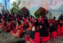 Puluhan kader muda Tapak Suci Blora mengenakan seragam merah khas pesilat Muhammadiyah duduk bersila di halaman saat mengikuti materi ruangan malam hari pada Ujian Kenaikan Tingkat (UKT) di Kunduran.