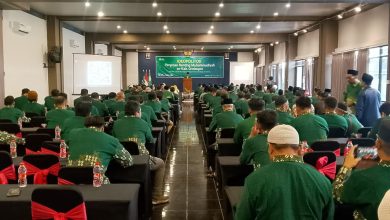 Ratusan peserta berseragam hijau mengikuti pembukaan Ideopolitor Pimpinan Ranting Muhammadiyah se-Kabupaten Grobogan di dalam aula pertemuan.