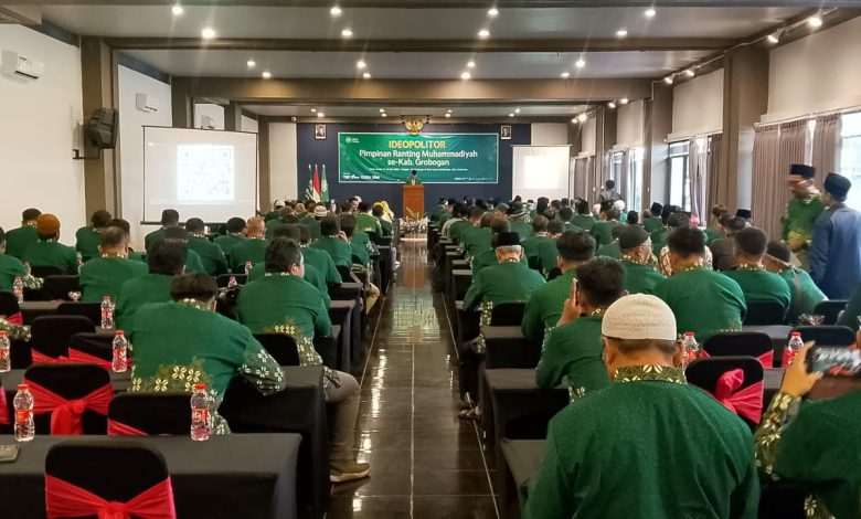 Ratusan peserta berseragam hijau mengikuti pembukaan Ideopolitor Pimpinan Ranting Muhammadiyah se-Kabupaten Grobogan di dalam aula pertemuan.