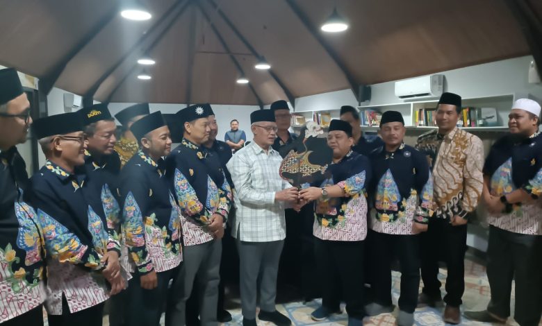 Ketua Umum PP Muhammadiyah Haedar Nashir menerima kenang-kenangan berupa tokoh Wayang Kulit Semar dari pengurus LDK PWM Jateng.