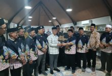 Haedar Nashir menerima tokoh Wayang Semar dari LDK PWM Jateng.