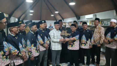 Haedar Nashir menerima tokoh Wayang Semar dari LDK PWM Jateng.