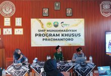 Suasana pemaparan program kurikulum dan kesiswaan pada Rapat Kerja SMP Muhammadiyah PK Pracimantoro.
