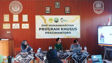 Suasana pemaparan program kurikulum dan kesiswaan pada Rapat Kerja SMP Muhammadiyah PK Pracimantoro.