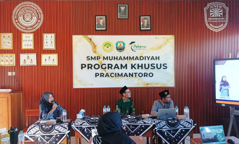 Suasana pemaparan program kurikulum dan kesiswaan pada Rapat Kerja SMP Muhammadiyah PK Pracimantoro.