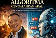 Ilustrasi dampak AI dan algoritma media sosial terhadap akal sehat dengan potret Ruli Mustafa, latar belakang masjid, dan wajah robot kecerdasan buatan.