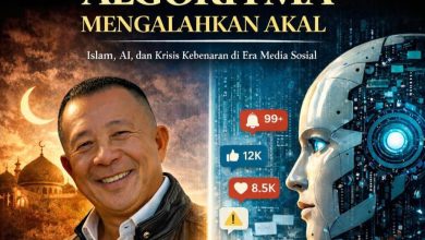 Ilustrasi dampak AI dan algoritma media sosial terhadap akal sehat dengan potret Ruli Mustafa, latar belakang masjid, dan wajah robot kecerdasan buatan.