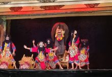 Pertunjukan tari kreasi baru bermakna sosial oleh mahasiswa dalam acara Pentas Seni Tari PGSD UMS di Gedung Wayang Orang Sriwedari Surakarta.