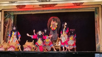 Pertunjukan tari kreasi baru bermakna sosial oleh mahasiswa dalam acara Pentas Seni Tari PGSD UMS di Gedung Wayang Orang Sriwedari Surakarta.